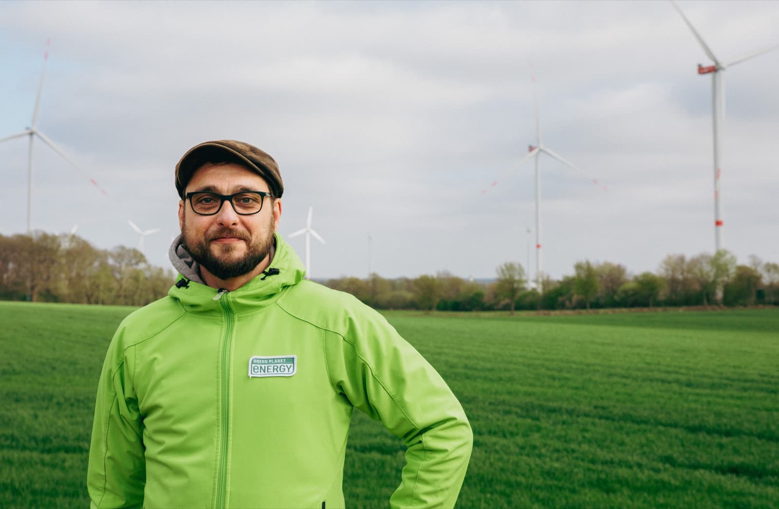 Matthias Hessenauer von Green Planet Energy vor Windrädern